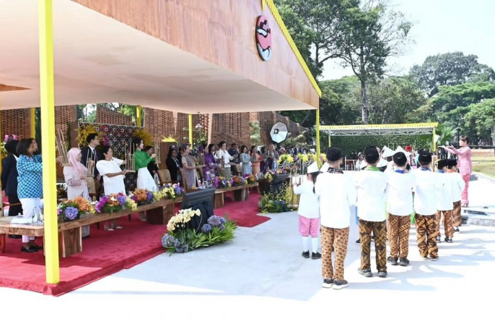 Saat menyambut para pendamping pemimpin ASEAN dan negara mitra, Iriana juga mengajak untuk menikmati sajian ragam budaya Indonesia yang dipertunjukkan di Taman Mini Indonesia Indah (TMII) Archipelago.