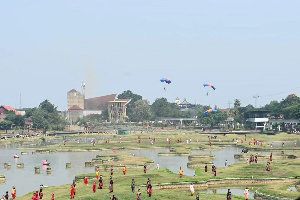Sambil menunjukkan versi mini kepulauan di Indonesia itu, Iriana berharap para pendamping pemimpin ASEAN dan mitra dapat berkeliling secara langsung ke seluruh daerah di Indonesia.