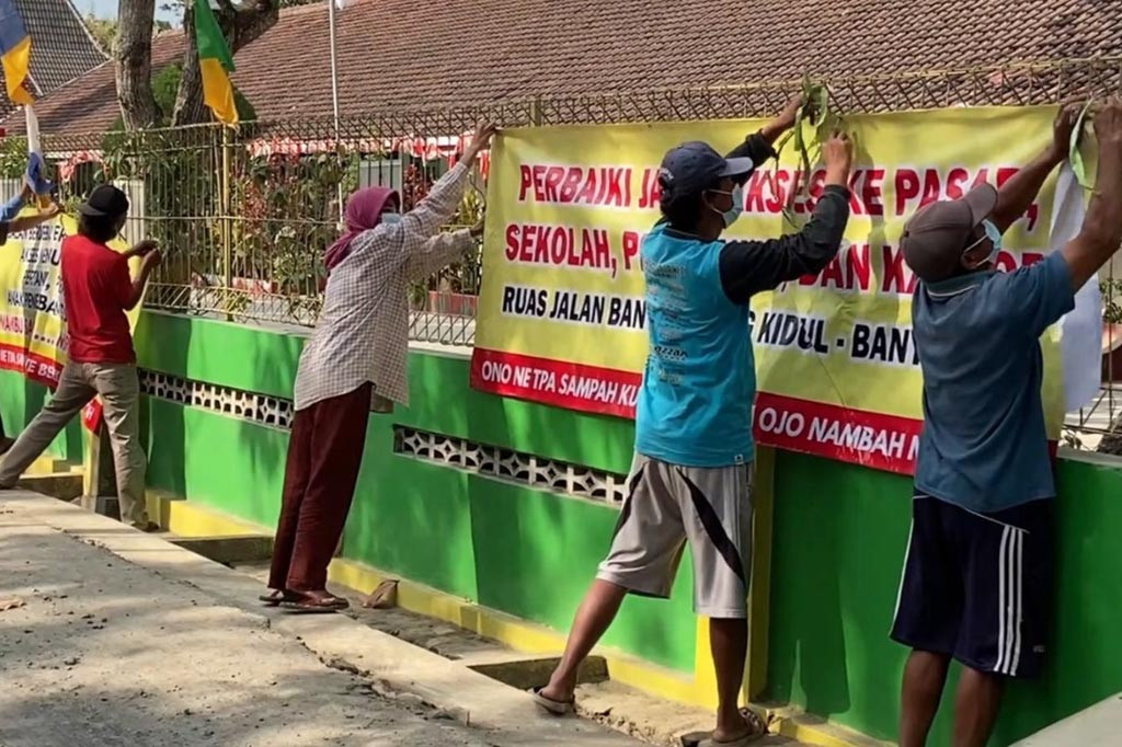 Kerusakan jalan tersebut kerap memicu kecelakaan dan menimbulkan debu yang mengganggu pernapasan. Debu ini juga menggangu proses belajar mengajar di sebuah SD yang berada di sisi jalan, siswa dan guru harus mengenakan masker saat beraktivitas di sekolah.