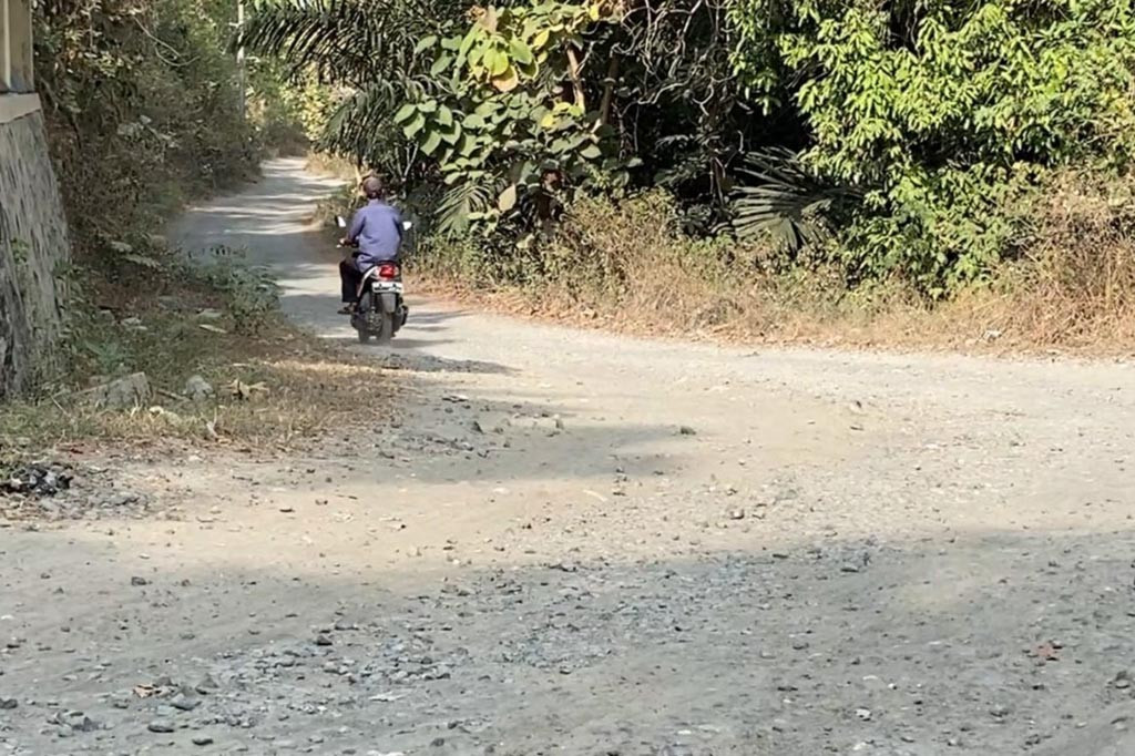 Siswa Sekolah Dasar Negeri 2 Wonorejo di Desa Banyuroto Kecamatan Nanggulan Kabupaten Kulon Progo Daerah Istimewa Yogyakarta ini terpaksa mengenakan masker saat beraktivitas di sekolah.