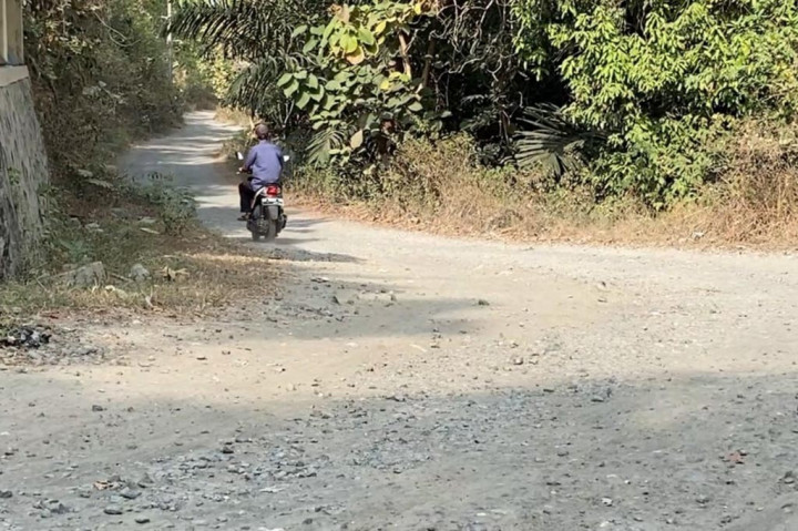 Siswa Sekolah Dasar Negeri 2 Wonorejo di Desa Banyuroto Kecamatan Nanggulan Kabupaten Kulon Progo Daerah Istimewa Yogyakarta ini terpaksa mengenakan masker saat beraktivitas di sekolah.