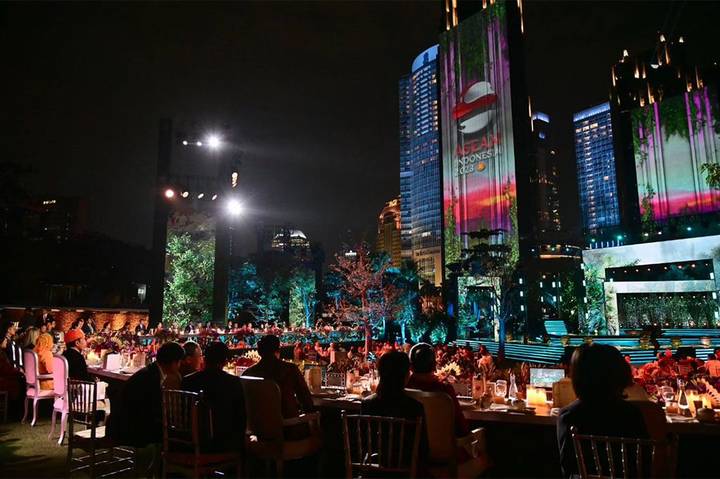 Presiden Joko Widodo dan Ibu Iriana Joko Widodo menggelar jamuan santap malam atau gala dinner bagi para pemimpin negara ASEAN yang hadir di Jakarta dalam rangka Konferensi Tingkat Tinggi ke-43 ASEAN. Jamuan makan malam tersebut diselenggarakan di Hutan Kota Gelora Bung Karno, Jakarta, Rabu, 6 September 2023.