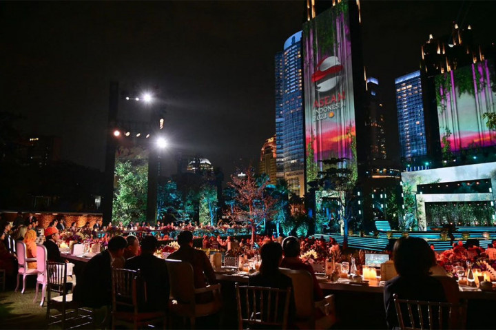 Presiden Joko Widodo dan Ibu Iriana Joko Widodo menggelar jamuan santap malam atau gala dinner bagi para pemimpin negara ASEAN yang hadir di Jakarta dalam rangka Konferensi Tingkat Tinggi ke-43 ASEAN. Jamuan makan malam tersebut diselenggarakan di Hutan Kota Gelora Bung Karno, Jakarta, Rabu, 6 September 2023.