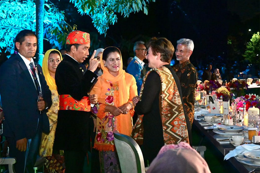 Mengawali gala dinner, Presiden Jokowi mengajak seluruh tamu undangan untuk istirahat sejenak dari rangkaian pertemuan KTT ke-43 dan menikmati malam di Jakarta. 