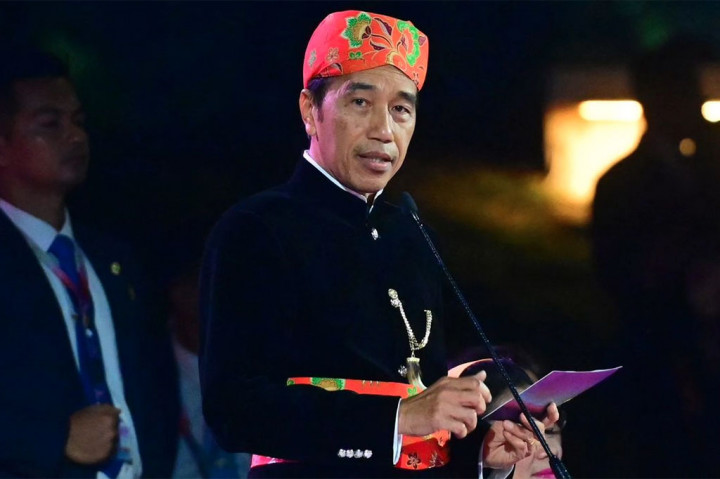 Jokowi meminta para pemimpin yang hadir untuk duduk, rileks, dan menikmati jamuan makan malam serta sajian kebudayaan.