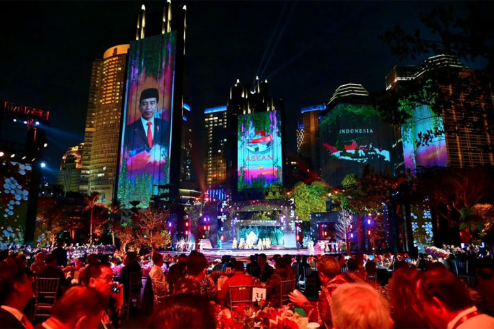 Jamuan makan malam para pemimpin ASEAN dan para mitra diselingi dengan ragam kesenian yang banyak mengedepankan budaya khas nusantara.