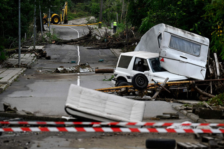 Puing-puing mobil dan karavan bertumpukan di jalan di Tsarevo, Rabu, 6 September 2023, setelah banjir melanda sepanjang pantai Laut Hitam Bulgaria.