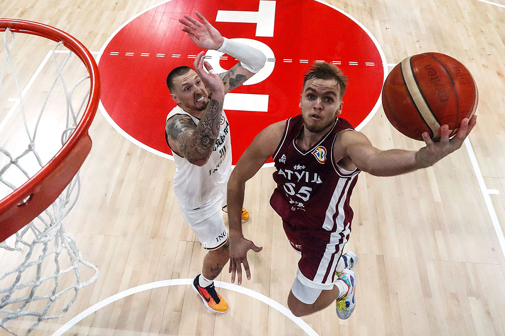 Latvia memulai kuarter pertama dengan sangat baik dengan mampu unggul jauh 13-3 melalui angka-angka yang disumbang oleh Arturs Zagars, Rolands Smits, dan Davis Bertans.