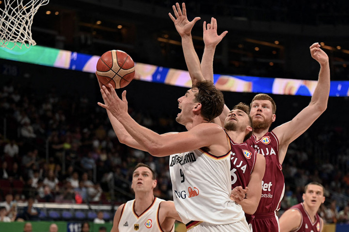 Kuarter kedua berjalan sebaliknya. Latvia mencetak 18 angka, lebih baik dari kuarter pertama. Namun, Jerman yang tampil gemilang dengan mencetak 23 angka membalikkan keadaan menjadi 36-34.