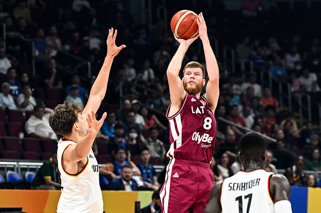 Kuarter ketiga berjalan lebih sengit. Tembakan tiga angka Davis Bertans mengawali awal apik bagi Latvia yang merubah skor menjadi 37-36.