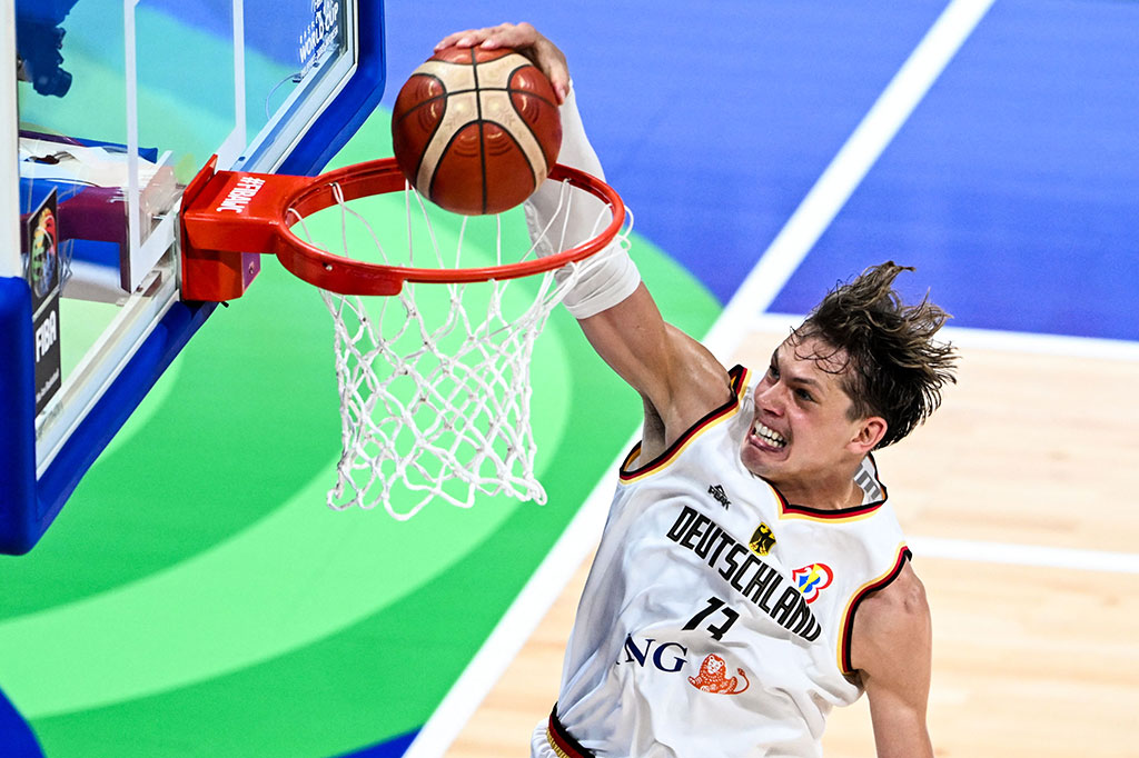 Kedua tim saling susul menyusul angka hingga kemudian dua kali free throw Moritz Wagner membuat Jerman masih unggul di kuarter ketiga dengan skor 62-59.