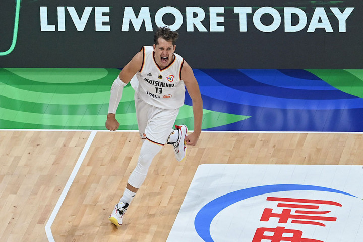 Franz Wagner dari kubu Jerman mendapatkan penghargaan sebagai pemain terbaik pada laga ini dengan 16 poin, 8 rebounds, dan 3 assist-nya.