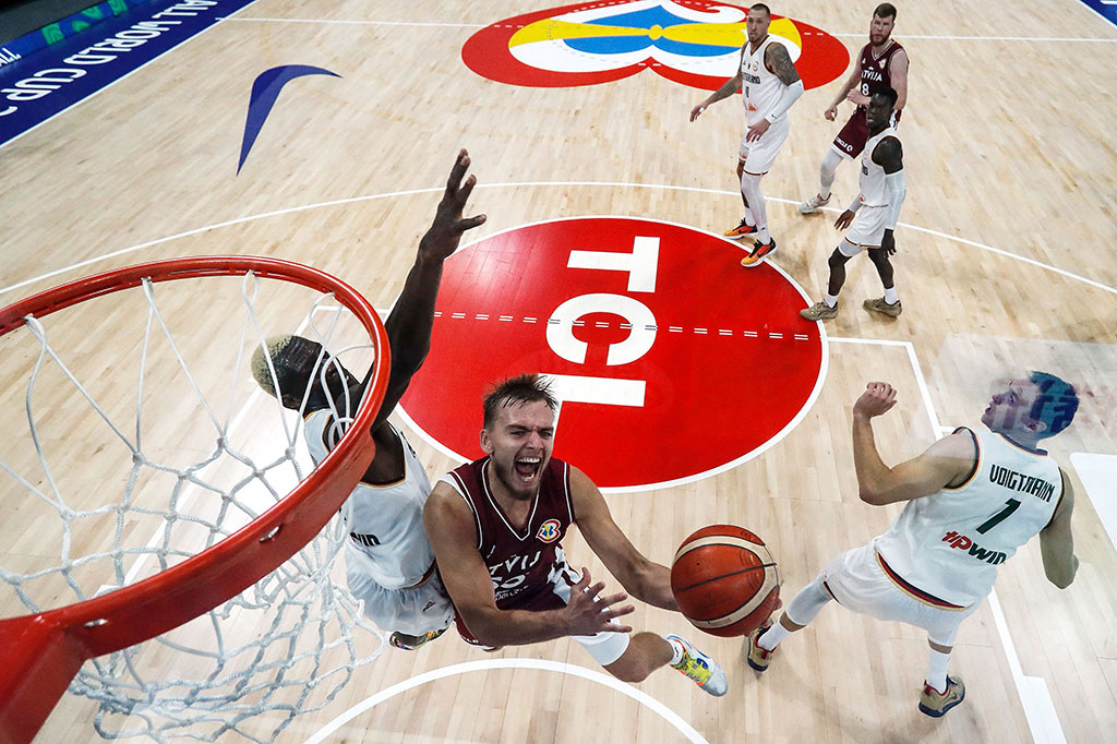 Dari kubu Latvia, Arturs Zagars menjadi pencetak poin tertinggi dengan 24 poin, diikuti Davis Bertans dengan 20 poin, dan Rolands Smits dengan 14 poin. 