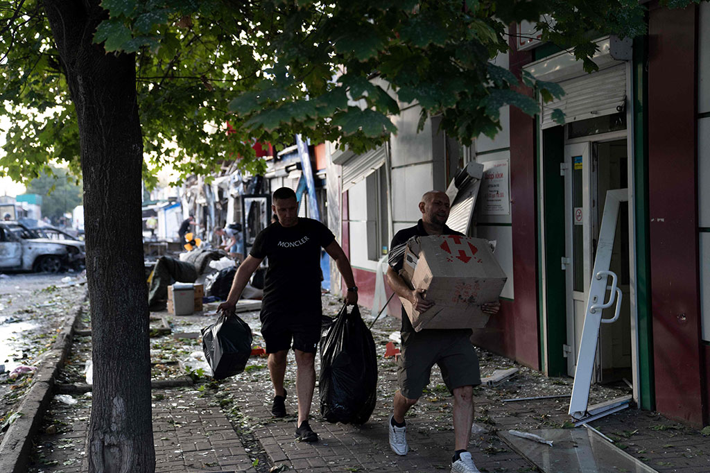 Perdana Menteri Denys Shmygal mengatakan seorang anak termasuk di antara mereka yang tewas dalam serangan yang terjadi sekitar 20 kilometer (12 mil) dari garis depan.
