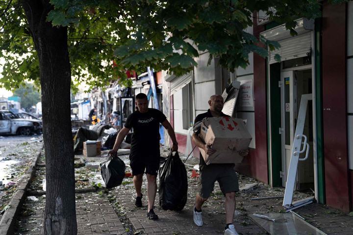 Perdana Menteri Denys Shmygal mengatakan seorang anak termasuk di antara mereka yang tewas dalam serangan yang terjadi sekitar 20 kilometer (12 mil) dari garis depan.