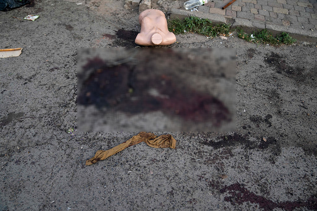 “Siapa pun di dunia yang masih berurusan dengan apa pun yang berhubungan dengan Rusia mengabaikan kenyataan ini,” kata Zelensky. 