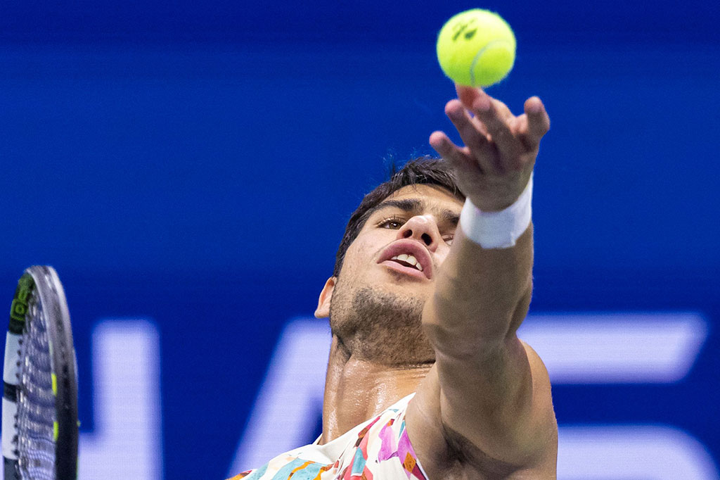 Carlos Alcaraz melancarkan servis ke arah lawannya Alexander Zverev di babak perempat final US Open di USTA Billie Jean King National Tennis Center, New York, Kamis, 7 September 2023.