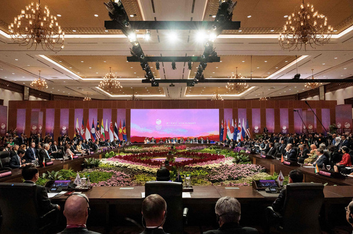 Pada saat yang sama, dia mengingatkan para pemimpin negara EAS agar menurunkan tensi yang panas dan mencairkan suasana yang beku guna menciptakan ruang dialog untuk menjembatani perbedaan-perbedaan yang ada.