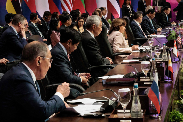 Dia meminta seluruh pemimpin EAS untuk menjadikan forum tersebut sebagai tempat memperkuat kolaborasi dan kerja sama, bukan menjadi arena mempertajam rivalitas.