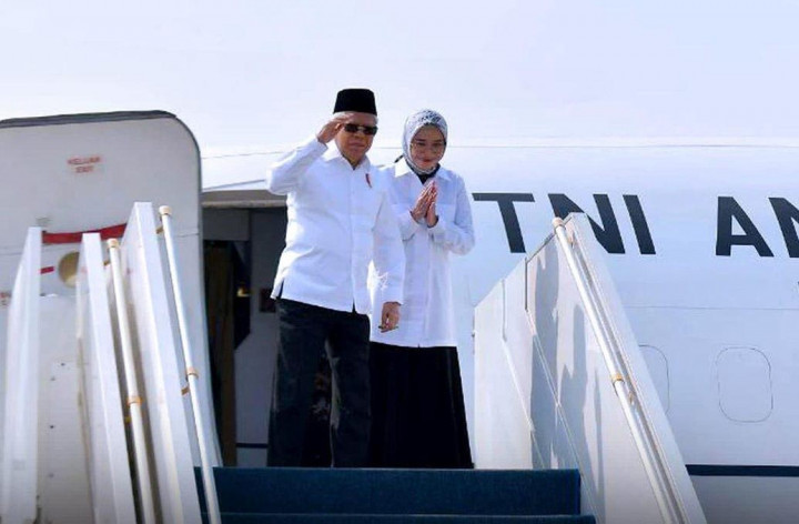 Setelah menempuh penerbangan 2 jam 55 menit, Wapres tiba di Bandara Internasional Sultan Iskandar Muda, Banda Aceh, Provinsi Aceh disambut oleh Pj. Gubernur Aceh Achmad Marzuki beserta para anggota Forkopimda Provinsi Aceh.
