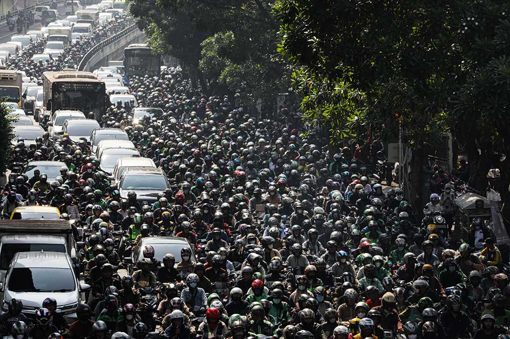Kendaraan yang didominasi sepeda motor terjebak kemacetan dari dua arah Blok-M menuju Pancoran dan Pancoran menuju Blok M di kawasan Tendean, Jakarta Selatan, Rabu, 6 September 2023.
