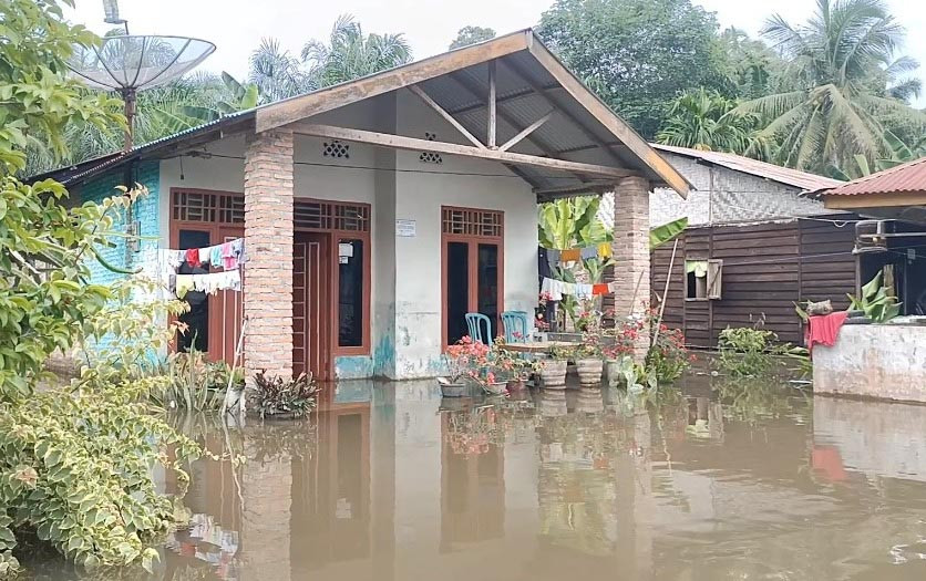 Curah hujan tinggi dalam sepekan terakhir mengakibatkan ratusan rumah di Batubara, Sumatera Utara, terendam banjir.