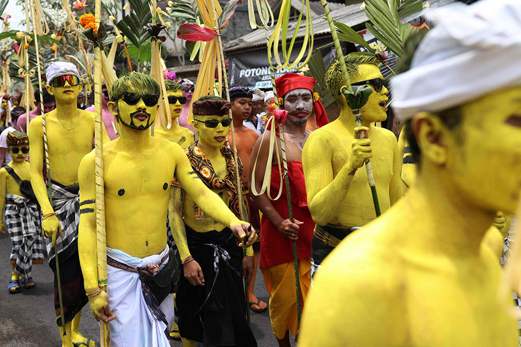 Tradisi berkeliling kampung dengan riasan tubuh menyerupai mahluk menyeramkan tersebut dilakukan oleh warga setempat untuk menciptakan keharmonisan sekaligus sebagai penolak bala.