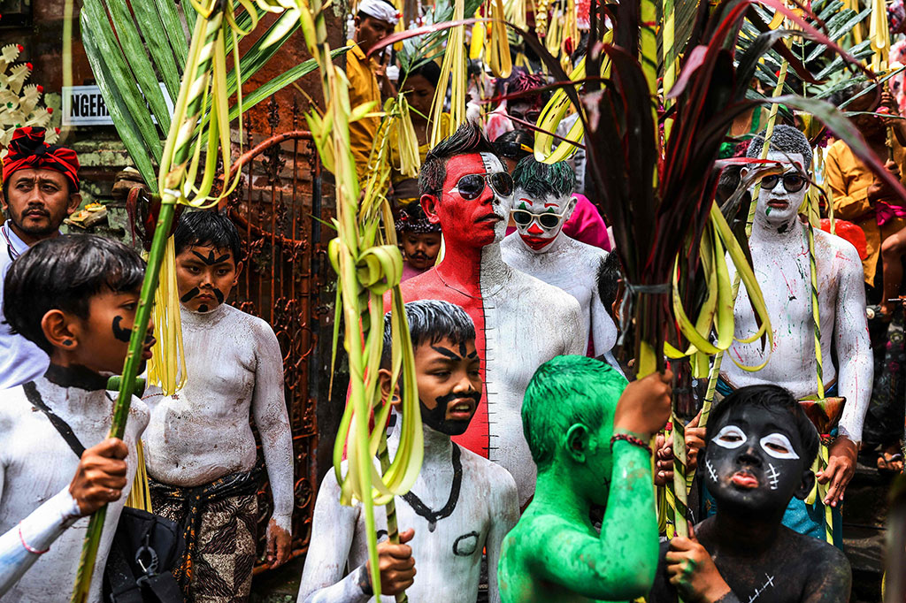 Tradisi Ngerebeg yang merupakan warisan turun temurun ini dilaksanakan sehari menjelang puncak karya piodalan Pura Duur Bingin, Desa Adat Tegallalang yang jatuh enam bulan sekali (210 hari sistem penanggalan Bali) pada Wraspati Umanis Pahang.