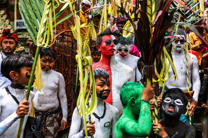 Tradisi Ngerebeg yang merupakan warisan turun temurun ini dilaksanakan sehari menjelang puncak karya piodalan Pura Duur Bingin, Desa Adat Tegallalang yang jatuh enam bulan sekali (210 hari sistem penanggalan Bali) pada Wraspati Umanis Pahang.
