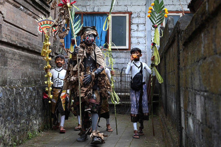 Ritual diikuti oleh anak-anak dan remaja yang wajahnya dihiasi dengan aneka motif menyeramkan. Tepatnya saat prosesi arak-arakan keliling desa sambil membawa berbagai hiasan penjor dari pelepah salak dan pelepah daun jaka atau aren.