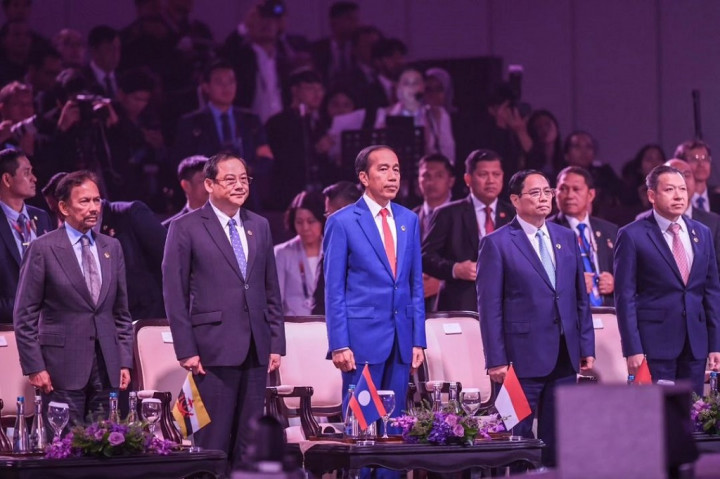 Indonesia menyerahkan tongkat estafet keketuaan ASEAN kepada Laos setelah Jakarta resmi menyelesaikan Konferensi Tingkat Tinggi ke-43 Perhimpunan Bangsa-Bangsa (KTT ASEAN) 2023 dan KTT lainnya di Jakarta, Kamis, 7 September 2023.