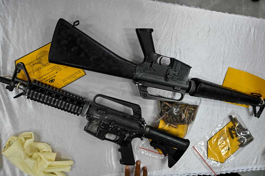 Polda Aceh menerima penyerahan dua pucuk senjata api laras panjang sisa konflik dari masyarakat usai sosialisasi tambang ilegal yang digelar Direktorat Reserse Kriminal Khusus di Geumpang, Kabupaten Pidie.