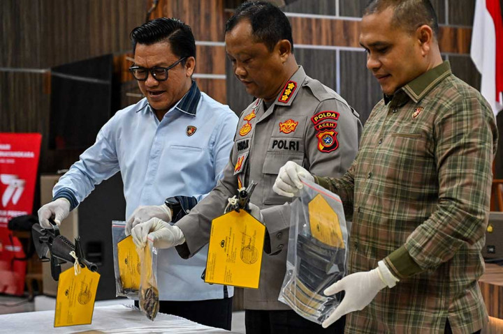 Direktur Reserse Kriminal Khusus Polda Aceh Kombes Winardy di Banda Aceh, Rabu, 6 September 2023, mengatakan dua pucuk senjata api tersebut diserahkan masyarakat kepada dirinya. Senjata api sisa konflik tersebut jenis M-16. 