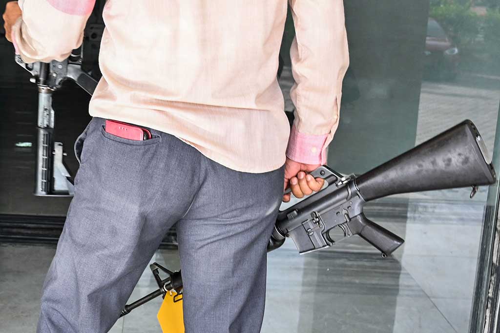 Menyahuti keinginan tersebut, Winardy didampingi Kepala Subdit Tindak Pidana Tertentu Direktorat Reserse Kriminal Khusus Polda Aceh AKBP Muliadi menuju lokasi penyerahan senjata api tersebut. 