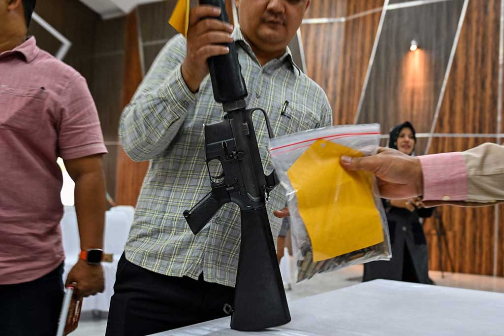 Bersama senjata api itu, kata Winardy, juga turut diserahkan tiga magasin beserta 55 butir peluru kaliber 7,62 milimeter dan 15 butir peluru kaliber 5,56 milimeter.