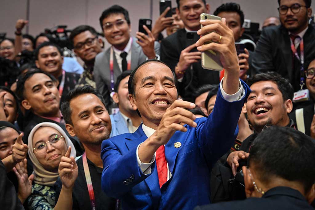 Presiden Joko Widodo berswafoto dengan sejumlah wartawan usai memberikan konferensi pers penutupan KTT ke-43 ASEAN 2023 di Jakarta Convention Center (JCC), Jakarta, 7 September 2023.