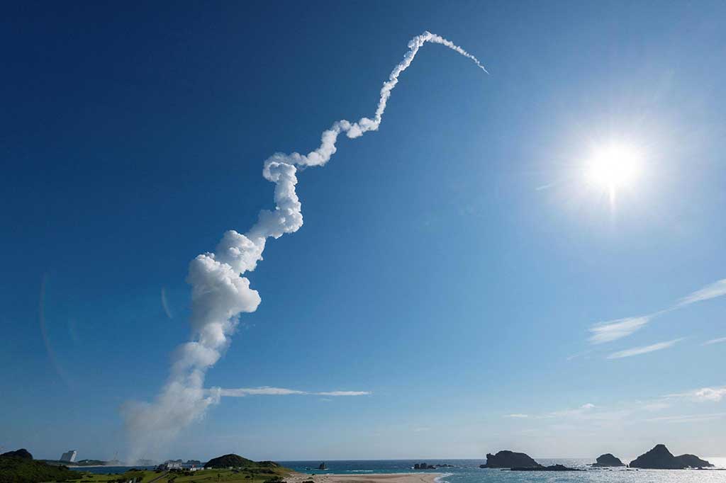 Roket itu diluncurkan di wahana antariksa SLIM Bulan dan satelit penelitian angkasa luar XRISM yang dikembangkan bersama badan antariksa AS dan Eropa. Peluncuran sudah ditunda tiga kali karena cuaca buruk.