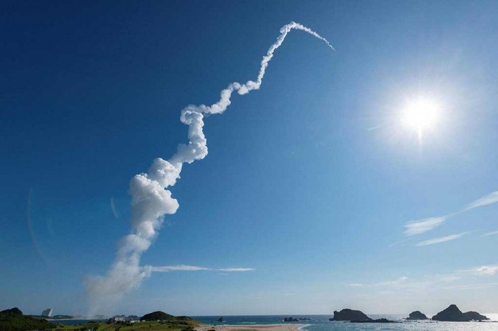 Roket itu diluncurkan di wahana antariksa SLIM Bulan dan satelit penelitian angkasa luar XRISM yang dikembangkan bersama badan antariksa AS dan Eropa. Peluncuran sudah ditunda tiga kali karena cuaca buruk.