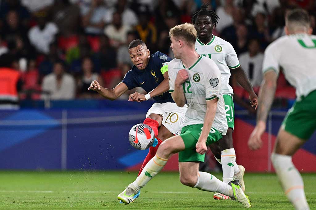 Prancis mengambil inisiatif menyerang terlebih dahulu dan tercatat mendominasi penguasaan bola pada 15 menit pertama, namun tidak ada peluang berbahaya yang tercipta.