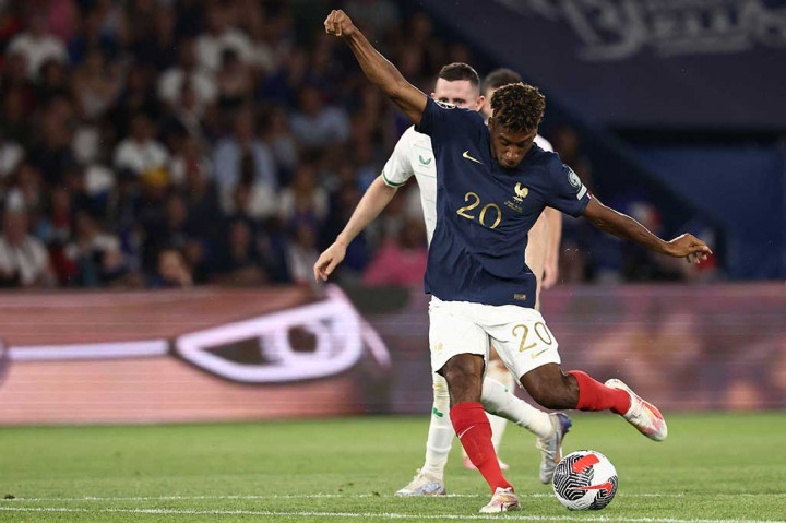 Unggul dua gol, Prancis tetap bermain menyerang dan hampir menambah keunggulan andai tendangan Kingsley Coman tidak membentur tiang gawang Irlandia.