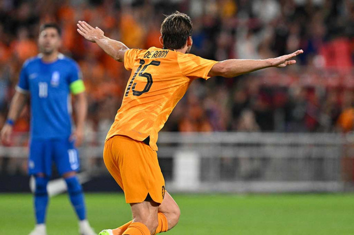 Belanda berhasil memecah kebuntuan pada menit ke-17 berkat gol yang dicetak oleh De Roon untuk mengubah skor menjadi 1-0. Ini merupakan gol perdana De Roon untuk Timnas Belanda senior setelah melewati 38 pertandingan.