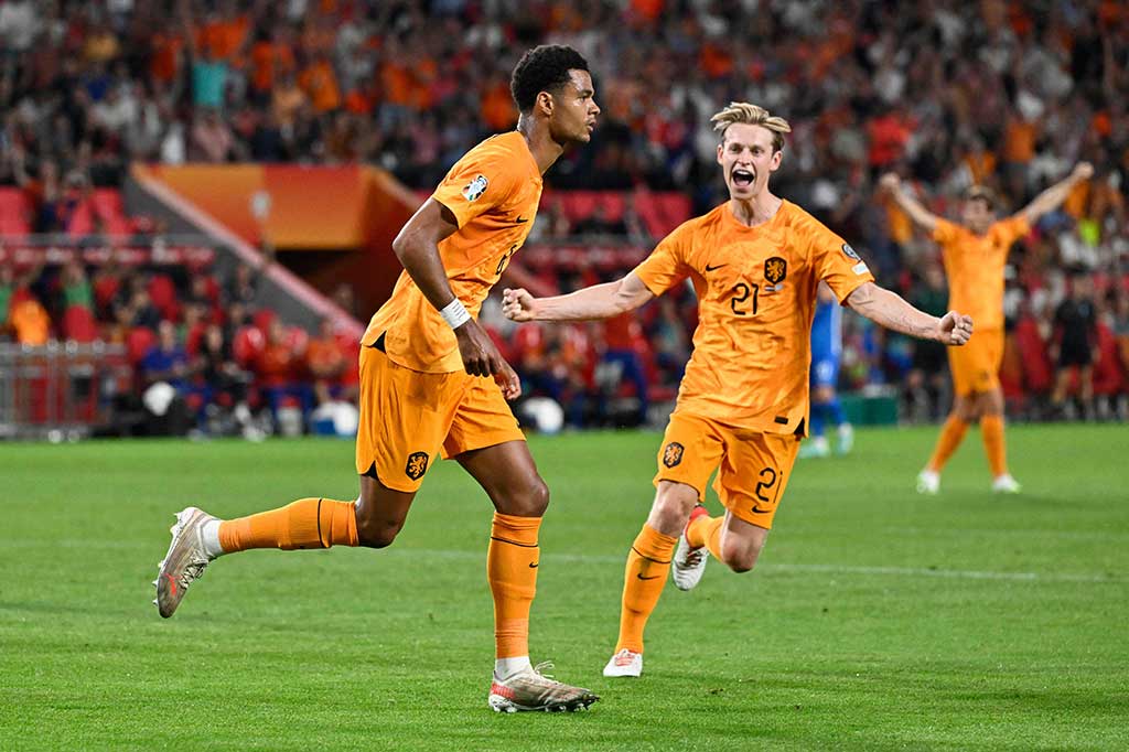 Skuad asuhan Ronald Koeman berhasil menggandakan keunggulan pada menit ke-31 setelah umpan Denzel Dumfries dapat diterima Cody Gakpo yang selanjutnya melepaskan tendangan ke gawang Yunani dan tak dibendung oleh kiper Odysseas Vlachodimos sehingga skor berubah menjadi 2-0.