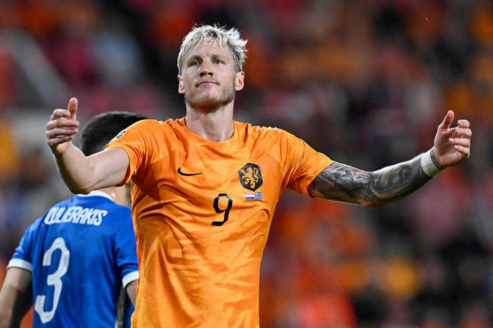 Memasuki babak kedua, Belanda lebih tenang dalam menjalankan pertandingan dengan menerapkan tempo sedang dalam menguasai bola. Belanda hampir menambah keunggulan menjadi 4-0 andai umpan dari Simons dapat disambut oleh Weghorst.