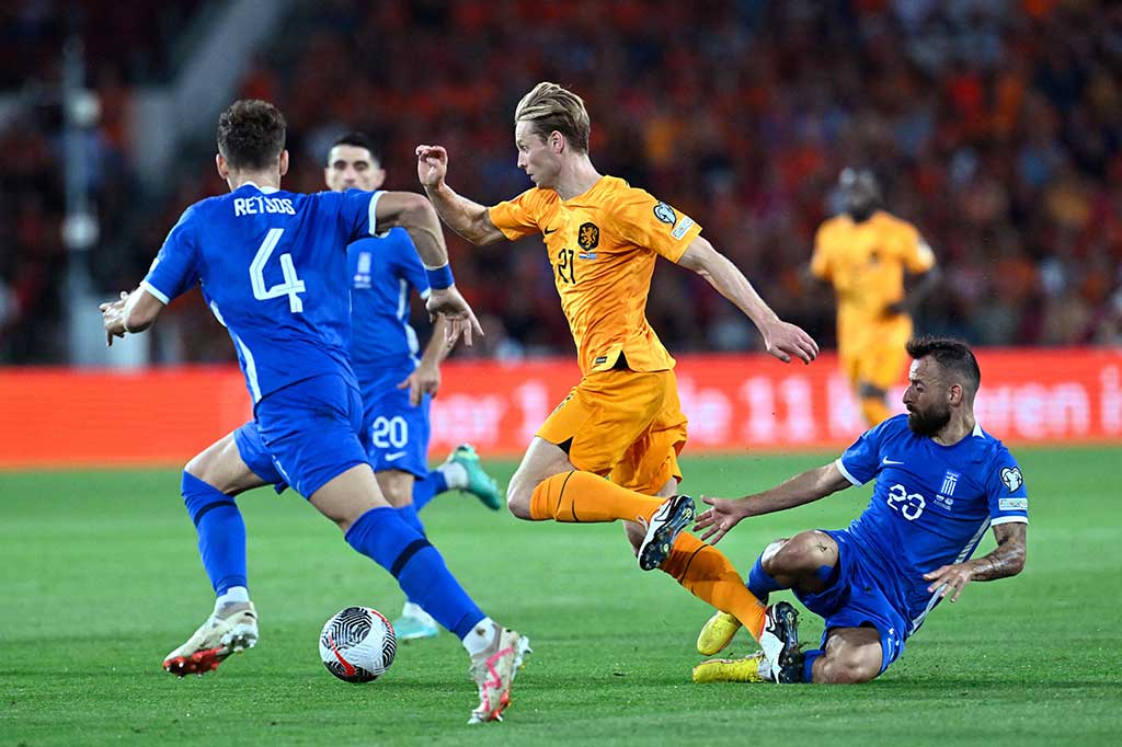 Virgil van Dijk serta kolega terus menggempur lini pertahanan dari Yunani, namun hingga peluit panjang berbunyi, skor 3-0 untuk kemenangan Belanda tetap bertahan.