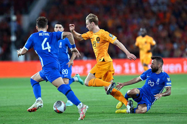 Virgil van Dijk serta kolega terus menggempur lini pertahanan dari Yunani, namun hingga peluit panjang berbunyi, skor 3-0 untuk kemenangan Belanda tetap bertahan.