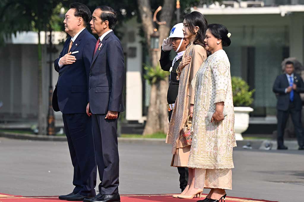 Presiden Jokowi bersama Ibu Negara Iriana menyambut kedatangan Presiden Korea Selatan Yoon Suk-yeol yang didampingi sang istri, Kim Keon Hee, di halaman Istana Kepresidenan Jakarta.