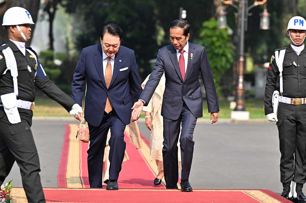 Usai mendengarkan lagu kebangsaan kedua negara, Jokowi kemudian mengajak Yoon beserta delegasi ke Ruang Oval Istana Kepresidenan untuk melaksanakan pertemuan bilateral.