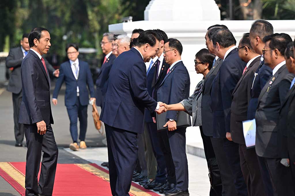 Selain menghadiri KTT ke-43 ASEAN, kunjungan resmi Yoon bertepatan dengan peringatan 50 tahun hubungan diplomatik antara Korea Selatan dan Indonesia.