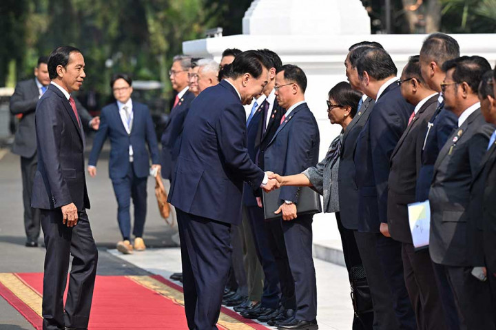 Selain menghadiri KTT ke-43 ASEAN, kunjungan resmi Yoon bertepatan dengan peringatan 50 tahun hubungan diplomatik antara Korea Selatan dan Indonesia.