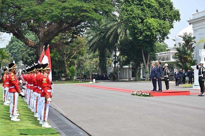 Jokowi bersama delegasi menerima kedatangan Li Qiang di halaman Istana Kepresidenan Jakarta. Kedua pemimpin pun mengikuti Upacara Kenegaraan dengan mendengarkan lagu kebangsaan dua negara.